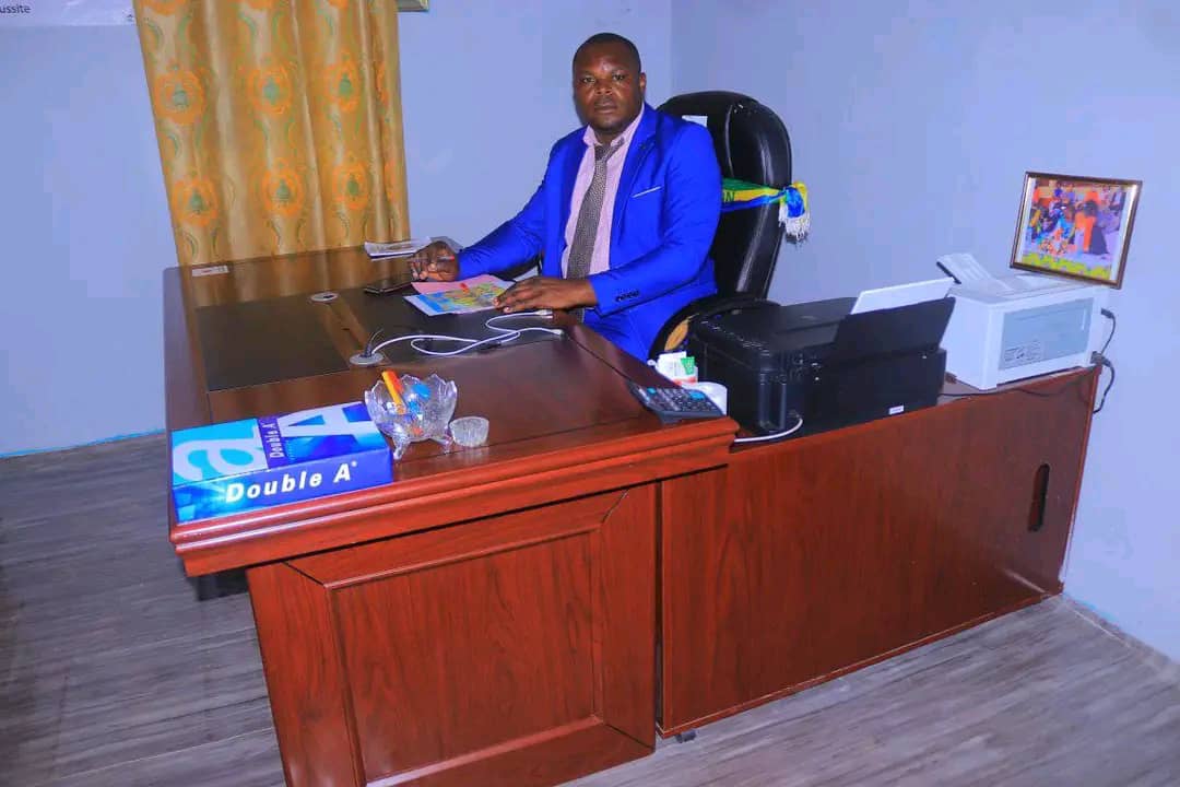 Photo du directeur de l'école publique de Nzeng Ayong 2